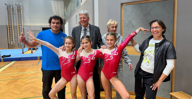 LH Peter Kaiser mit Kunstturnerinnen, Mathias Fahrig, Renate Huanigg sowie Uli Bürger (Kärntner Turnverband)