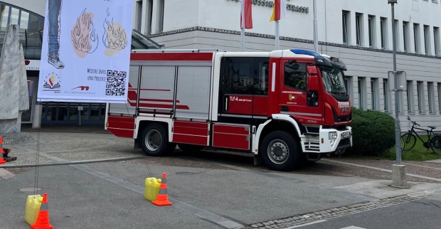 Feuerwehrauto vor der HTL Mössingerstraße
