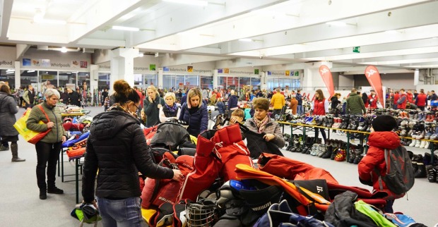 Wintersportbörse der AK - Menschen schauen sich Markttische mit Produkten an in Halle