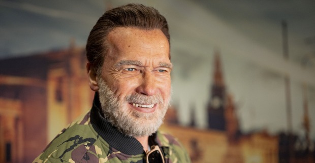 Die Wachsfigur von Arnold Schwarzenegger mit einem weißen Vollbart und braunen kurzen Haaren.