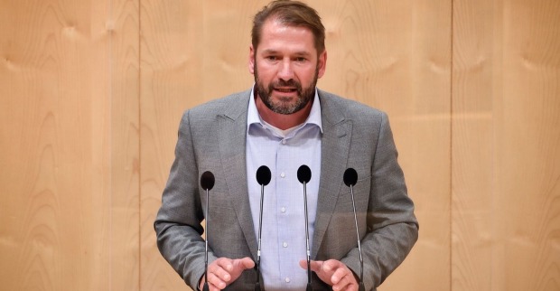 Clemens Stammler am Rednerpult im Parlament