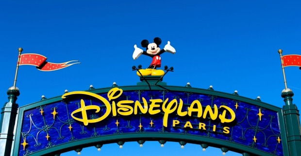 Der Eingang zum Disneyland Paris , darüber eine große Figur von Mickey Maus.