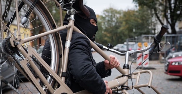 Ein Dieb stiehlt ein Fahrrad.