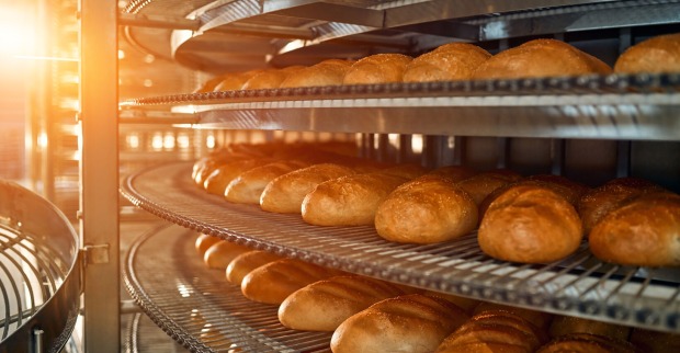 Frisch gebackenes Brot in Regalen
