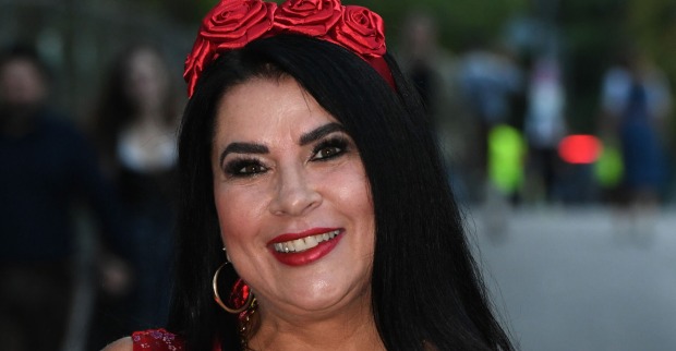 Iris Klein mit glatten schwarzen Haare und einem Rosenhaarreif.