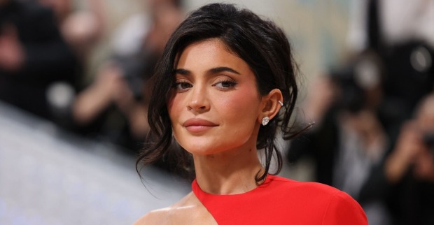 Kylie Jenner im roten Kleid und einer Hochsteckfrisur