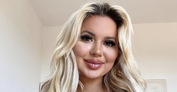 Influencerin Jessy Bunny mit offenen blonden Haaren.