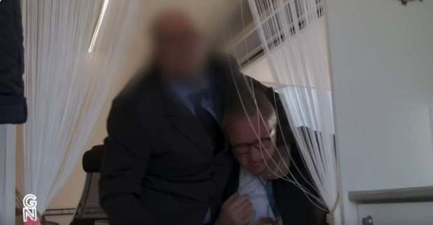 Peter Klien im Schwitzkasten eines Security Mitarbeiters