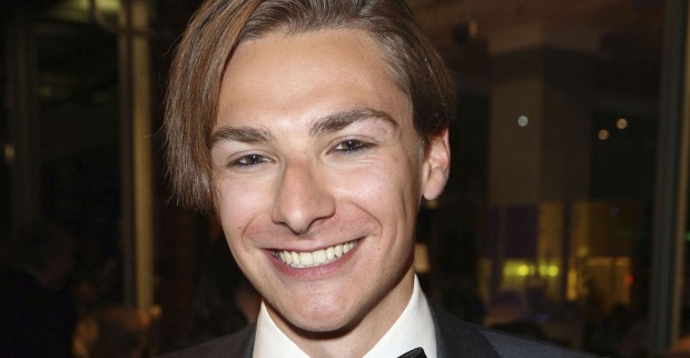 Max Suhr mit geschminkten Augen und kurzen, glatten Haaren.