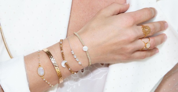 Frau mit Armbändern | Credit: iStock.com/OceanProd