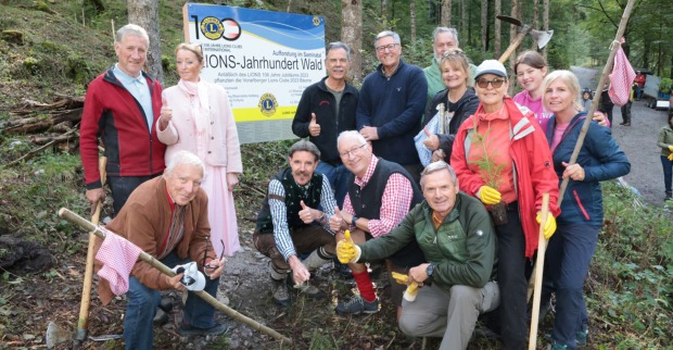 „Lions“-Landeschefin Irmi-Marie Sachs (2. v. li.) mit einer Runde von Helfern.