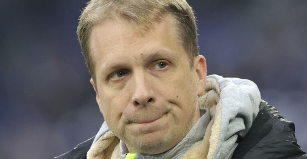 Oliver Pocher mit kurzen blonden Haaren und einem Hoodie. Er blickt nachdenklich in die Ferne.
