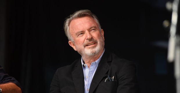 Sam Neill wirkt nachdenklich.