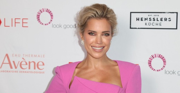 Sylvie mit pinkem Kleid