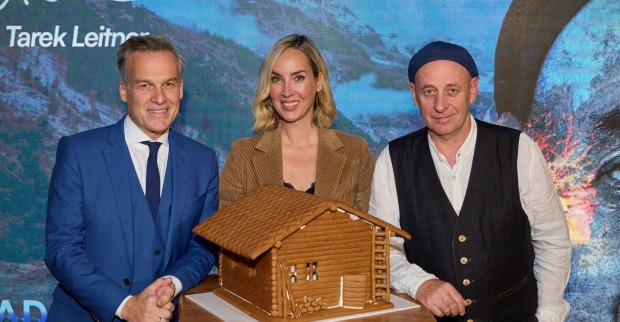 Leitner, Bernahrd und Poier vor einer Hütte