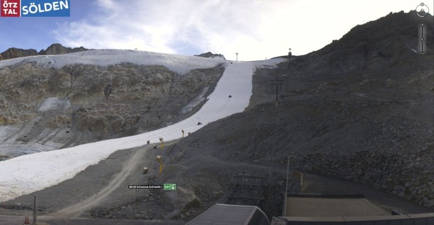 Ein einsames Schneeband auf dem Rettenbachgletscher.