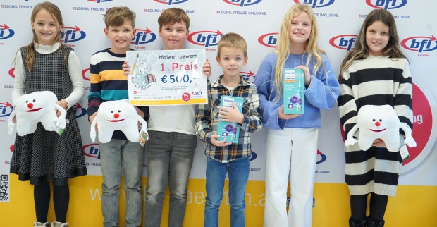Kinder, die beim Malwettbewerb des bfi-Kärnten gewonnen haben