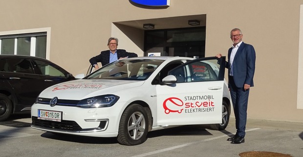 Manfred Rader und Günter Krassnig vor E-Mobil