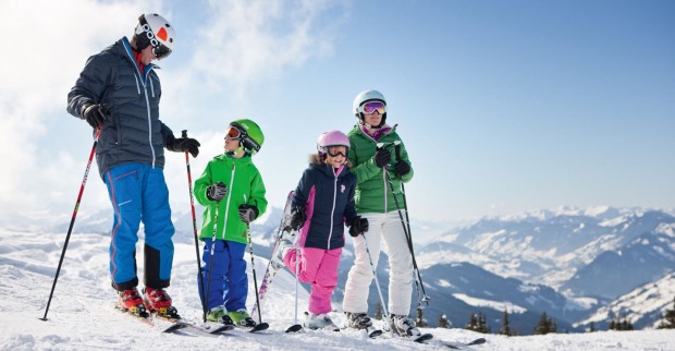 Vierköpfige Familie beim Skifahren
