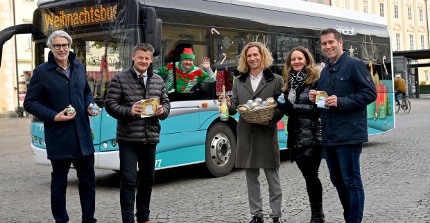 Vertreter der Stadt vor Weihnachtsbus