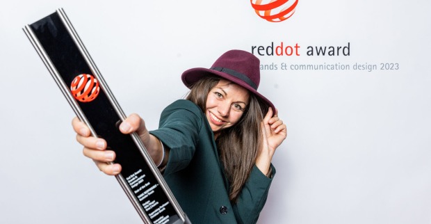 Mila Weger mit Hut und Red Dot Award
