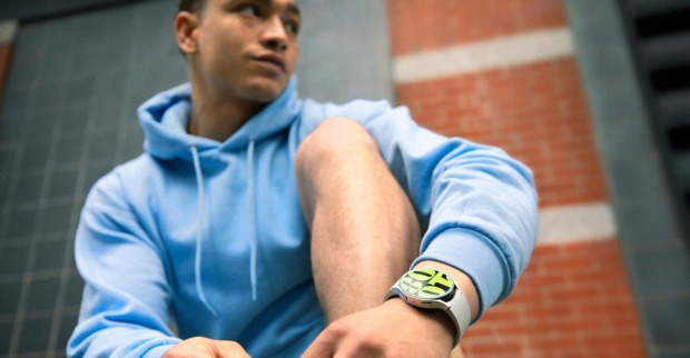 Porträt eines jungen Mannes mit Hoodie, Angle von unten