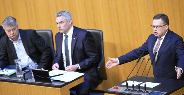 Vizekanzler Werner Kogler (Grüne), Bundeskanzler Karl Nehammer (ÖVP) auf der Regierungsbank im Parlament. Am Rednerpult August Wöginger