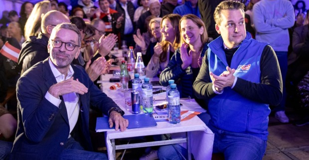 Herbert Kickl und Dominik Nepp im Festzelt der FPÖ