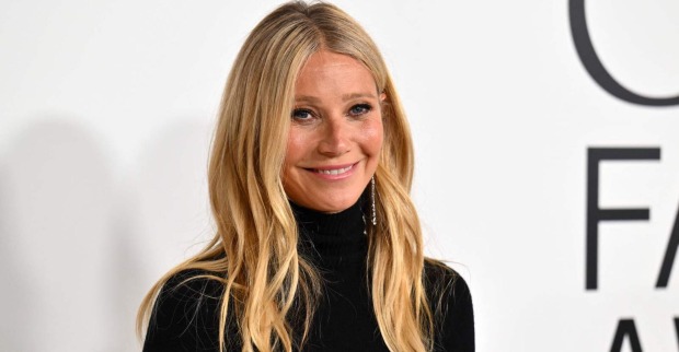 Gwyneth Paltrow trägt einen schwarzen Rollkragenpullover und offene blonde Haare.