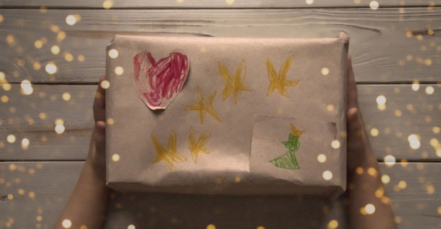 Geschenk verpackt mit Kinderzeichnung