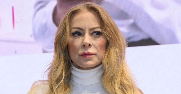 Jenny Elvers trägt einen weißen Rollkragenpulli und offene blonde, lange Haare.