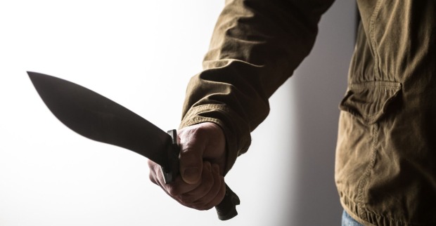 Ein Mann mit einer Machete in der Hand.