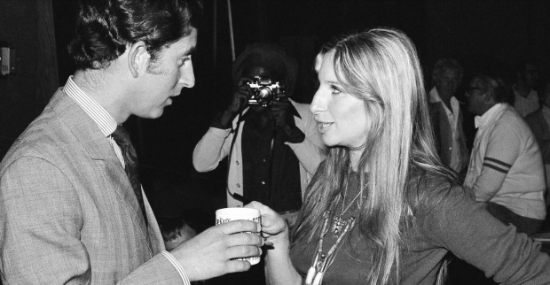 Prince Charles und Barbara Streisand im Jahre 1974 am Set von "FunnyGirl." Sie unterhalten sich und trinken eine Tasse Tee.