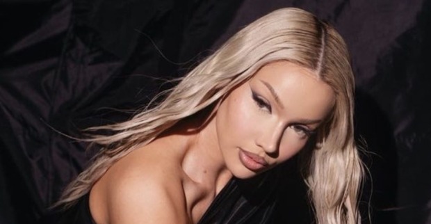 Shirin David trägt offene, platinblonde, lange Haare und ein starkes Augen Make-Up.