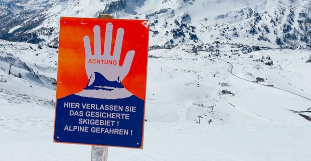 Hinweisschild auf Gefahr im freien Gelände.