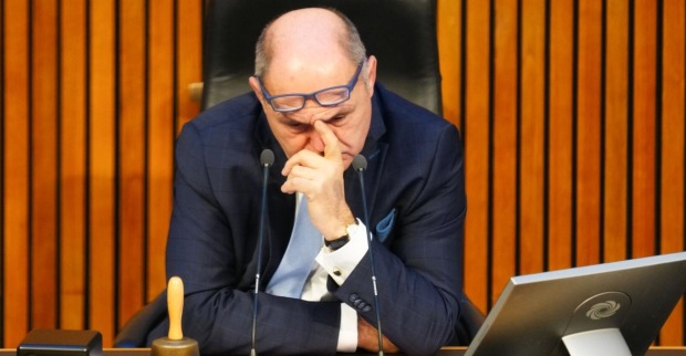 Nationalratspräsident Sobotka im Parlament, er hat die Brille auf die Stirn geschoben, stützt den Kopf in die Hand und hat den Finger an die Nase gelegt.