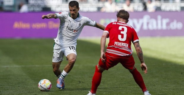 Stefan Lainer im Duell mit einem Freiburg-Gegenspieler.