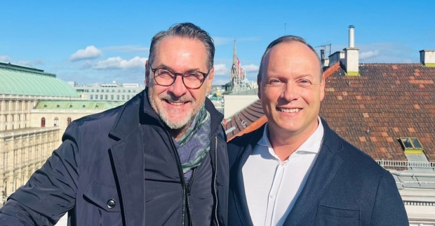 HC Strache und Christian Höbart vor den Dächern Wiens