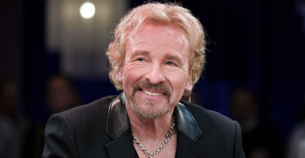 Thomas Gottschalk trägt einen schwarzen Anzug und eine dicke Kette um den Hals.