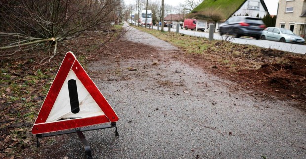 Warndreieck an einer Unfallstelle