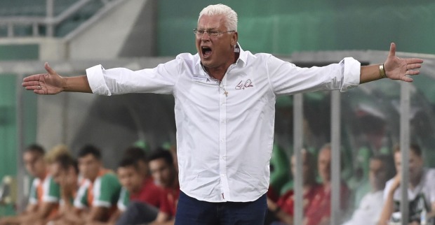 Toni Polster als Trainer der Wiener Viktoria, der seine Mannschaft frenetisch anfeuert