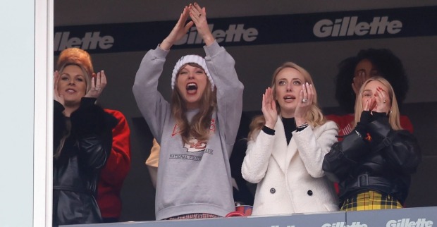 Taylor Swift jubelt mit zwei Freundinnen ausgelassen in der VIP-Loge des Gilette Stadium