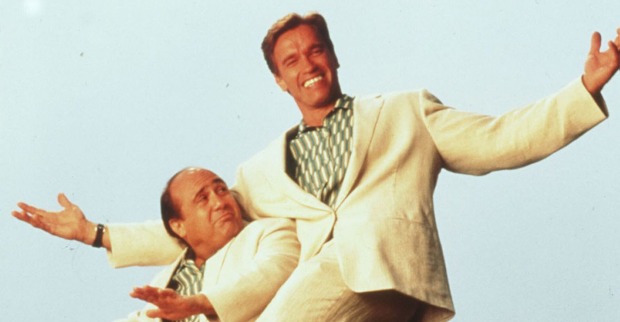 Danny DeVito und Arnold Schwarzenegger in "Twins" im Jahr 1988.