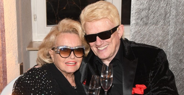 Heino und Hannelore mit blonden Haaren, Sonnenbrillen und Sektgläsern.