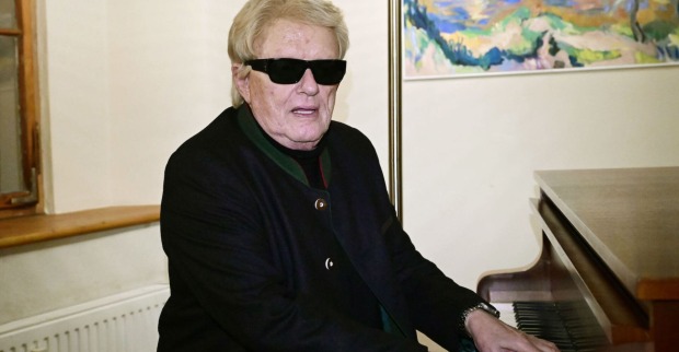 Heino sitzt mit schwarzer Sonnenbrille am Klavier