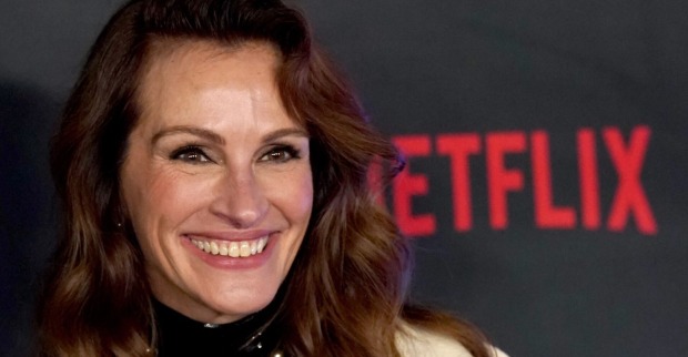 Julia Roberts mit offenen Haaren vor einer NETFLIX Fotowand.