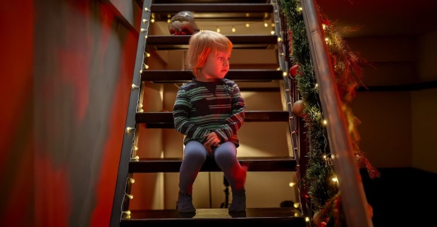 Ein Kind sieht skeptisch Richtung Nikolaus.