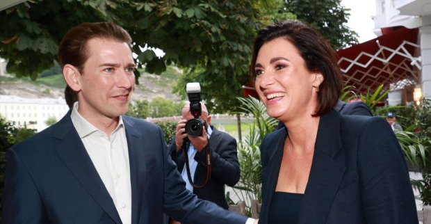 Sebastian Kurz und Elisabeth Köstinger bei einem Termin im Grünen, gelöst und vertaut.