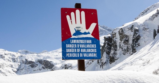 Schild mit Hinweis "Lawinengefahr".