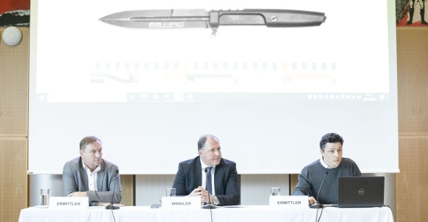 Gerhard Winkler, Leiter des Landeskriminalamts Wien sowie eine Abbildung der Tatwaffe